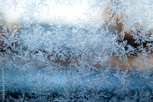 Natürlich entstandene Eisblumen, Eiskristalle auf Fensterscheibe im Winter, Textur, Hintergrund, Weihnachten, xmas 