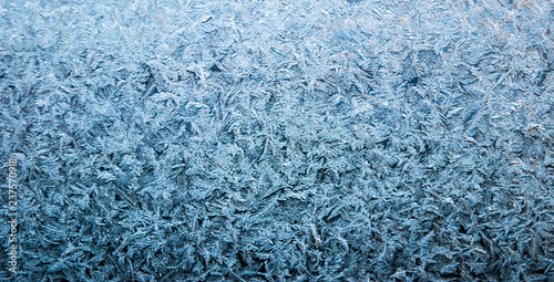 Natürlich entstandene Eisblumen, Eiskristalle auf Fensterscheibe im Winter, Textur, Hintergrund, Weihnachten, xmas  photo