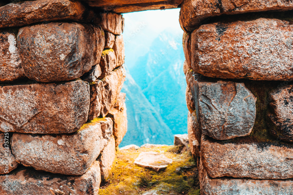 Machu picchu es una ciudad inca rodeada de templos andenes y canales