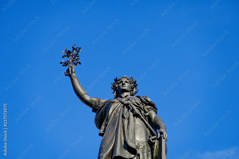 Statue de la république tenant un rameau d’olivier. 