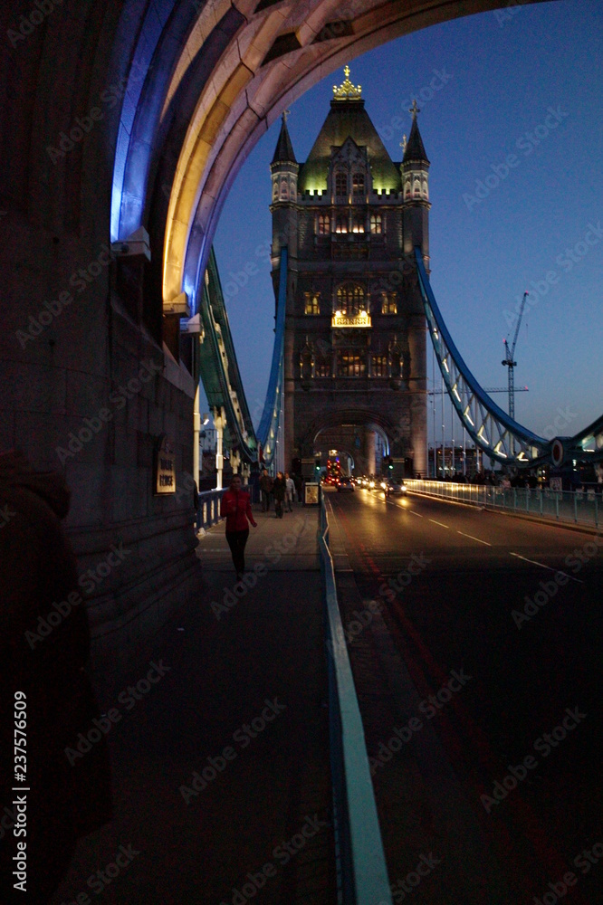 Obraz premium tower bridge im dunkeln