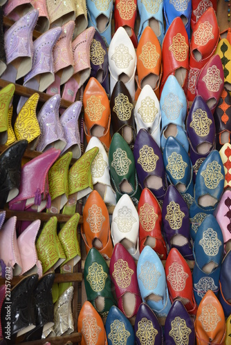 Typisch marokkanische Pantoffeln aus Leder, Essaouira, Marokko, Afrika ©  Egon Boemsch