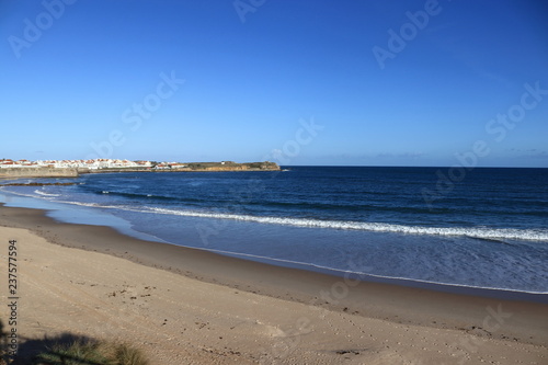 beach of gâmboa in Peniche with the city in the background