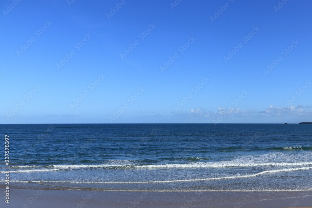 beach of gâmboa in Peniche with blue sky in background