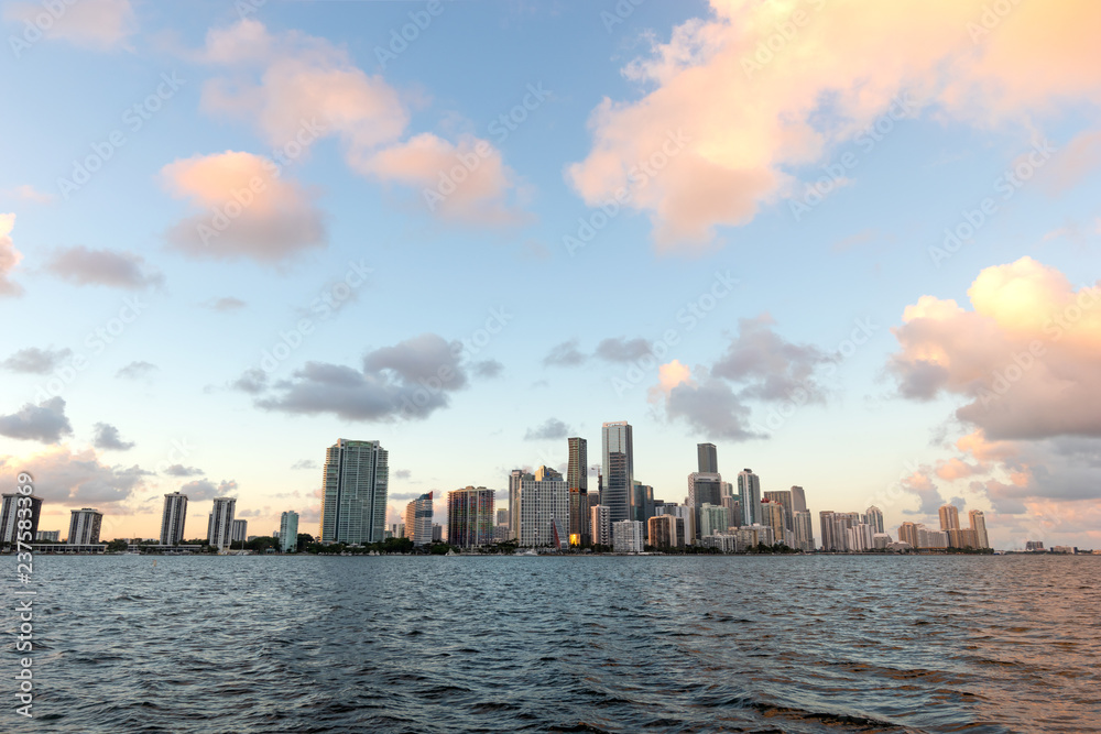 Fototapeta premium Miami skyline at sunset - Florida , United States 