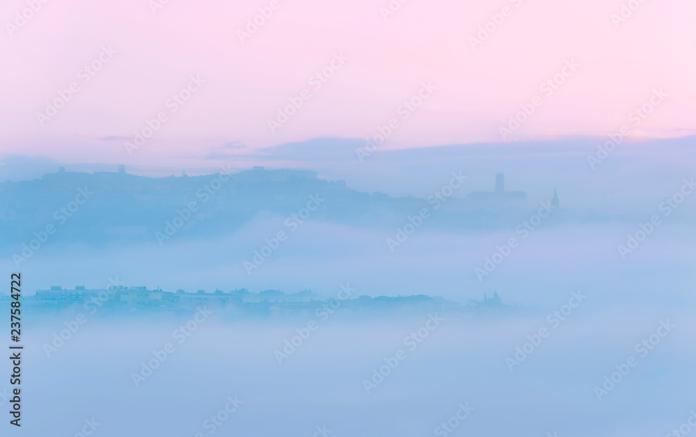 Paesaggio avvolto dalla nebbia all'alba