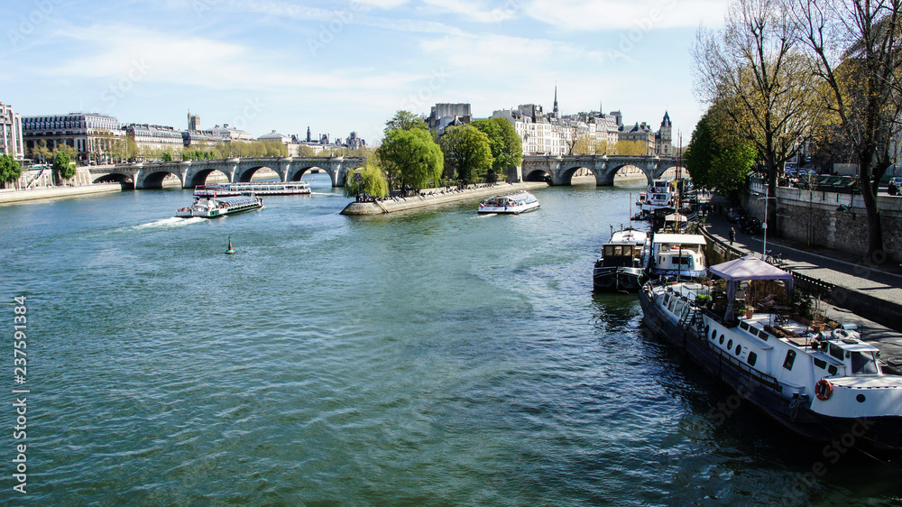 Hausboote in Paris an der Seine