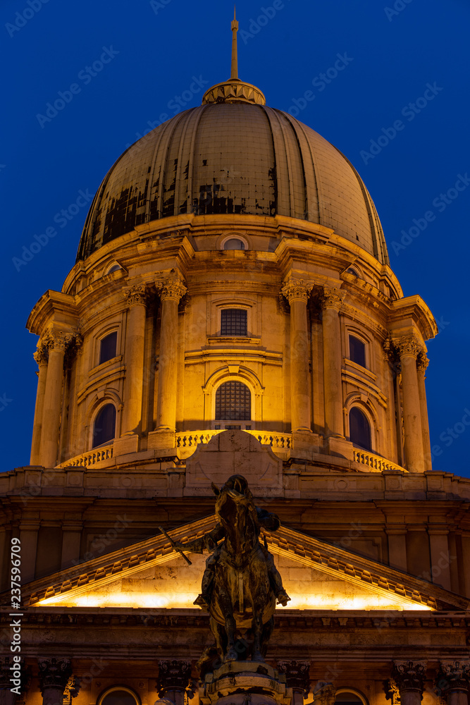 Obraz premium Buda Castle Center in Blue Hour, Budapest