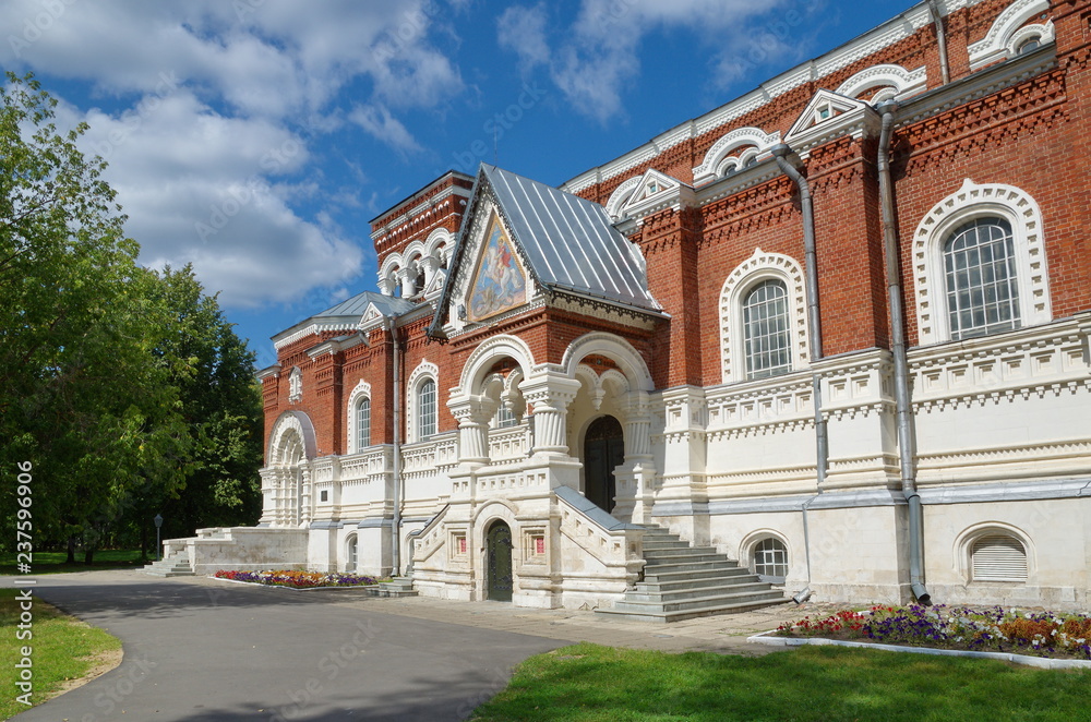 Obraz premium Gus-Khrustalny, Vladimir region, Russia - August 18, 2018: The Museum of crystal behalf Maltsov, located in St. George's Cathedral