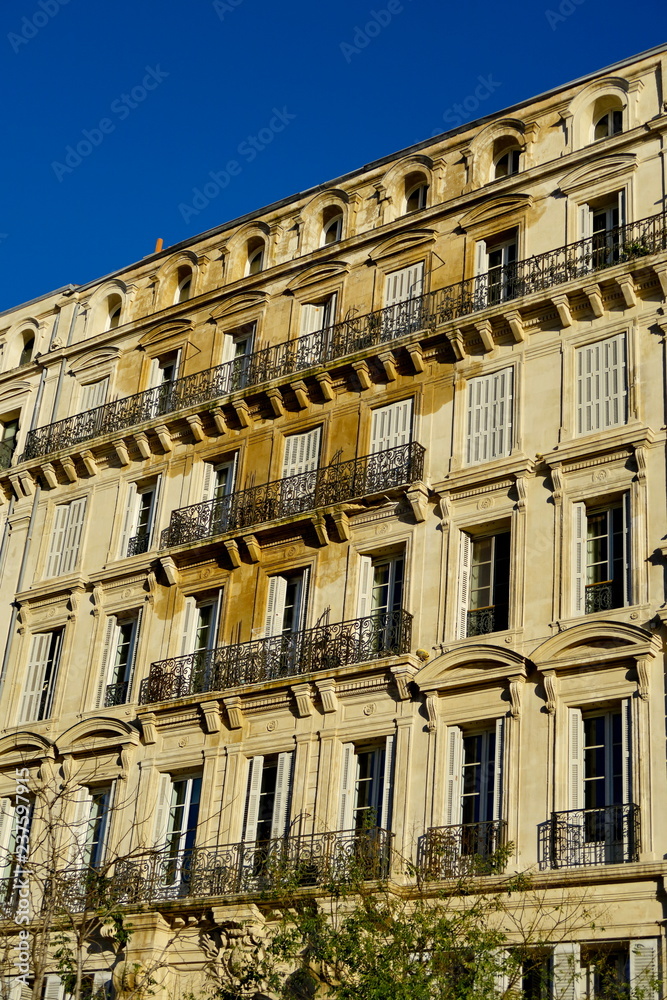 vielles façades de pierre avec traces d'infiltration ; Marseille; France