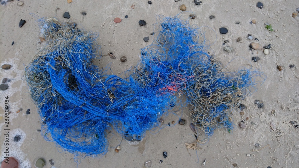 Gestrandetes Fischernetz am Strand