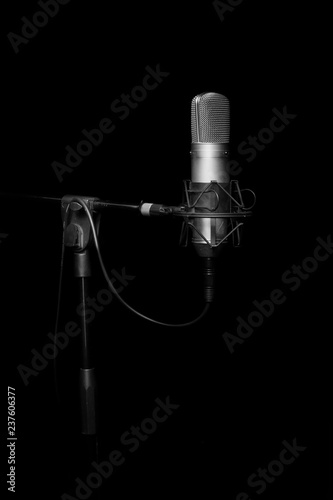 Microphone gris sur fond noir