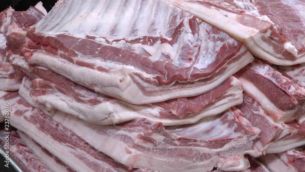 Separation of meat from bone. The division of meat into varieties. Meat veining. Cutting of cattle in the meat processing plant. A piece of spine and ribs with meat and fat. Separation of meat from bone. The division of meat into varieties. Meat veining. Cutting of cattle in the meat processing plant. A piece of spine and ribs with meat and fat.