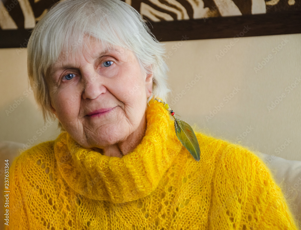 Elderly stylish granny caucasian mature woman using app on smartphone for  online shopping confused face expression. Chroma key background. Old  grandmother in fashion wearing browsing on mobile phone Stock Photo - Alamy