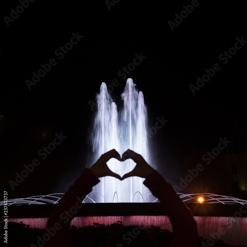 Herz vor Brunnen in der Nacht