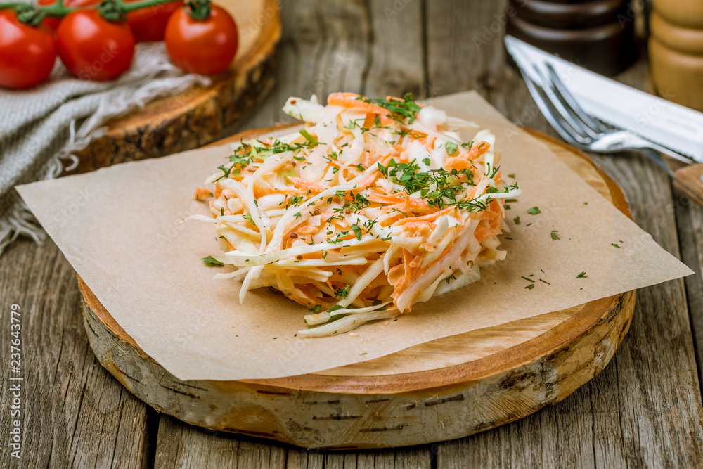 Φωτογραφία coleslaw salad with cabbage and carrots