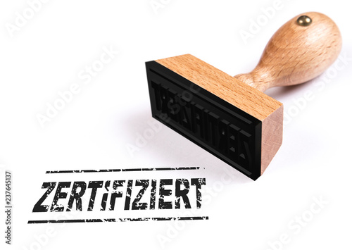 Text "Zertifiziert" auf weißes Blatt gestempelt.