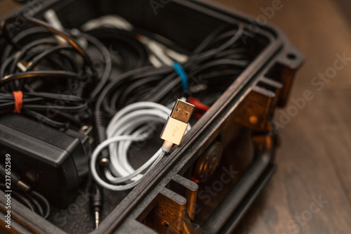 Obraz na płótnie computer cables in tool box w salonie