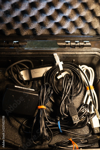 Obraz na płótnie computer cables in tool box w salonie