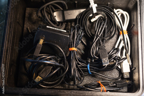 Obraz na płótnie computer cables in tool box w salonie