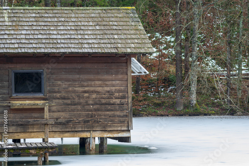 Bootshaus auf zugefrorenen See © Elmar Kriegner
