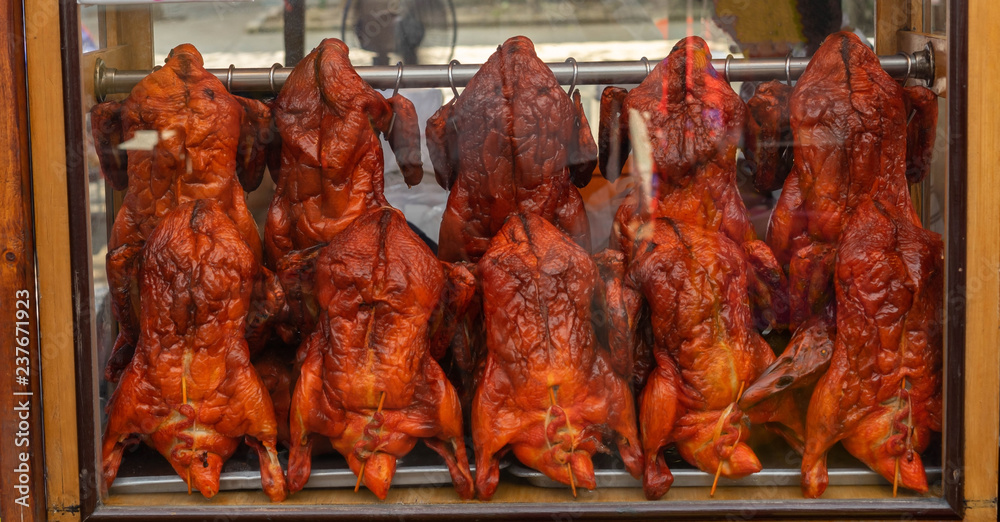 Naklejka premium Ducklings In the market