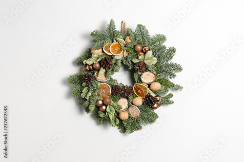 Obraz na płótnie Rustic Christmas wreath on a gray background w salonie