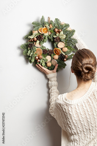Obraz na płótnie Rustic Christmas wreath on a gray background w salonie
