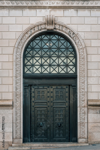 The door of the Walters Art Museum in Mount Vernon, Baltimore, Maryland © jonbilous