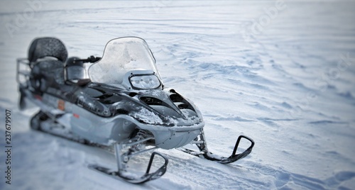 Motoneiges stationnées sur un lac gelé en Laponie finlandaise aux alentours de la ville d'Ivalo