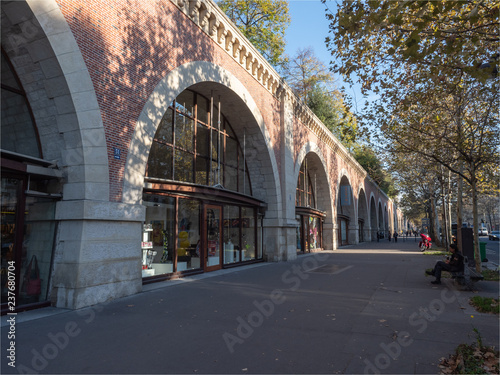 Photography magasins de l'avenue Daumesnil sous l'ancien chemin de fer à Paris