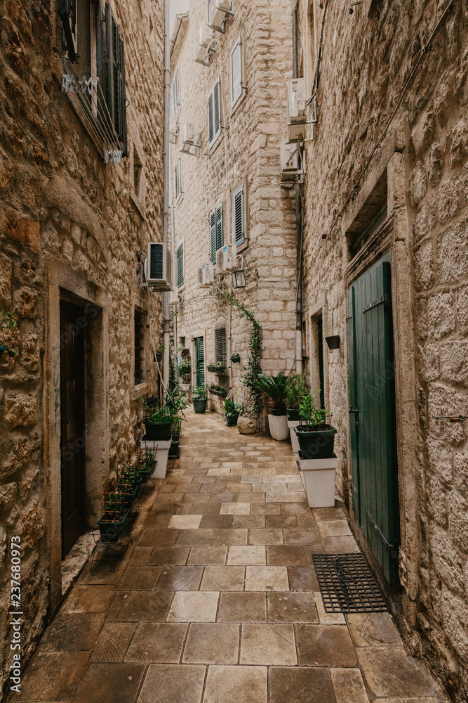 Fototapeta mała ulica w starym europejskim mieście z wąskimi przejściami