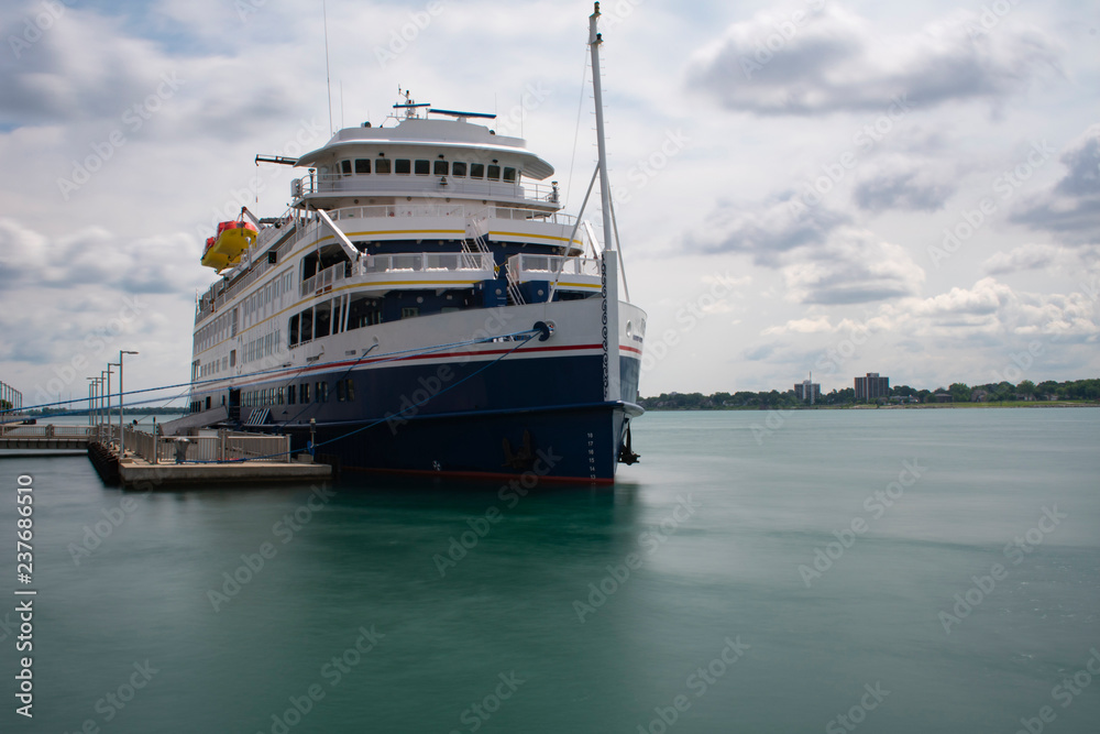Obraz premium Cruise Ship Docked at Downtown Detroit Riverfront
