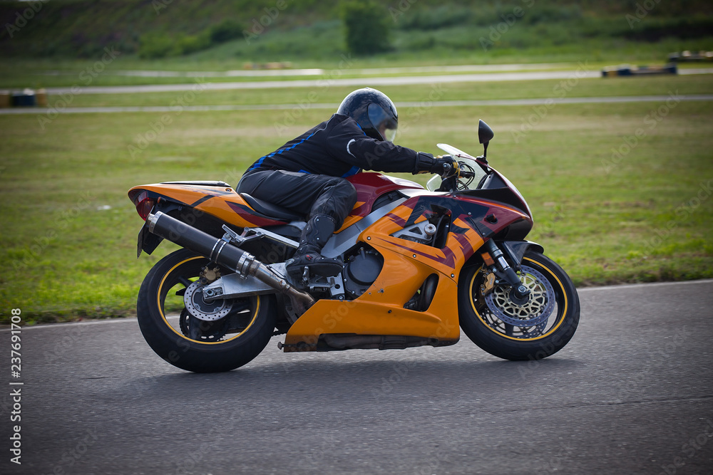  Moto-athlete begins to race on the racetrack.