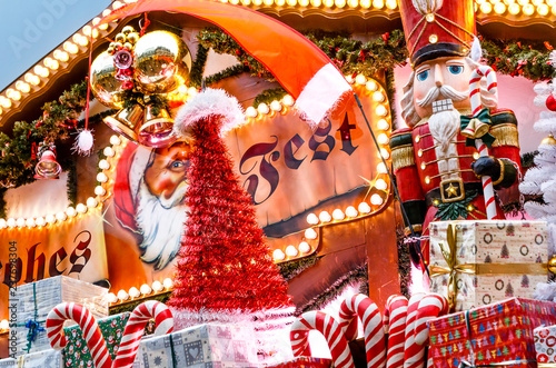 Bunt bemalte Weihnachtsbuden auf dem Frankfurter Weihnachtsmarkt