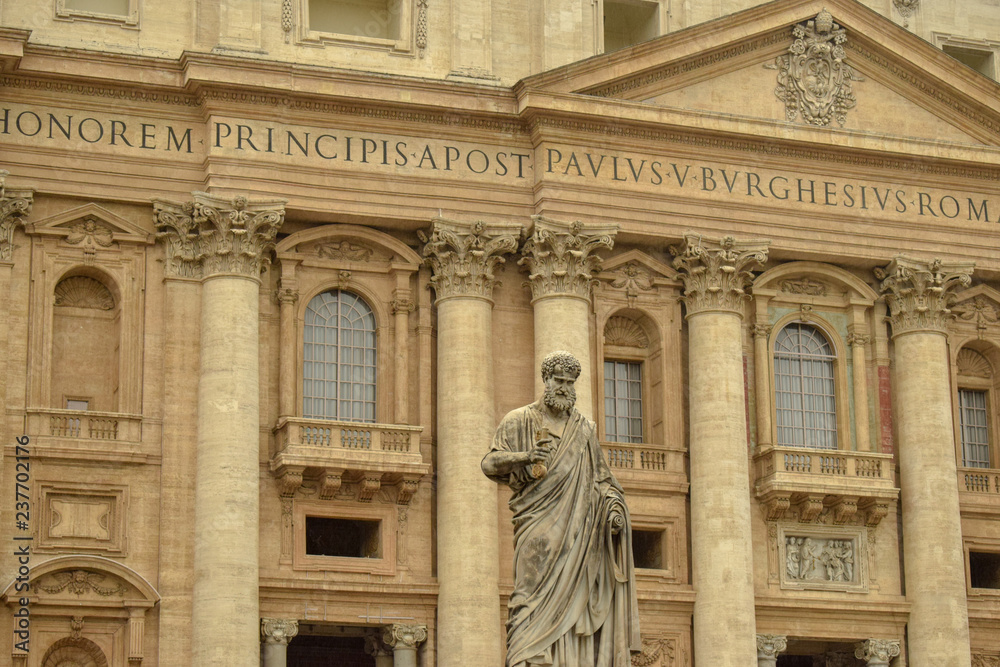 Fototapeta premium Statue Of Saint Peter And Saint Peter Basilica In Background, Vatican, Italy