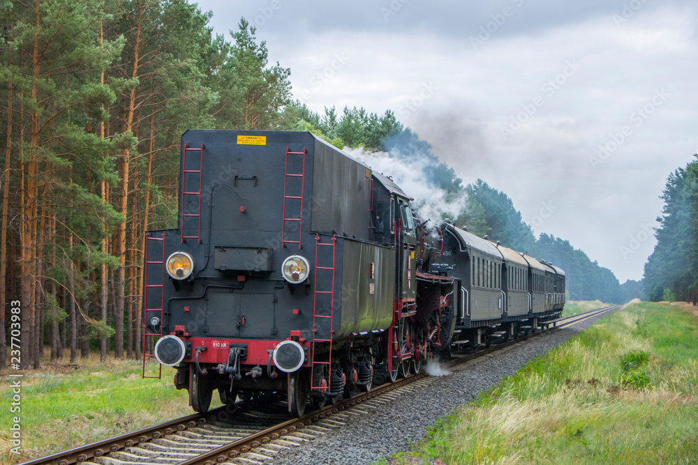 Obraz premium Parowóz z klasycznym pociągiem