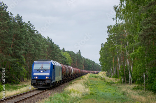 Długi pociąg towarowy pokonuje kolejne kilometry trasy