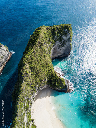 An aerial view of the kelingking beach in Nusa Penida, Indonesia photo