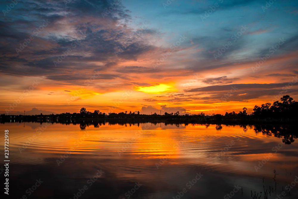 Obraz premium sunset at the lake