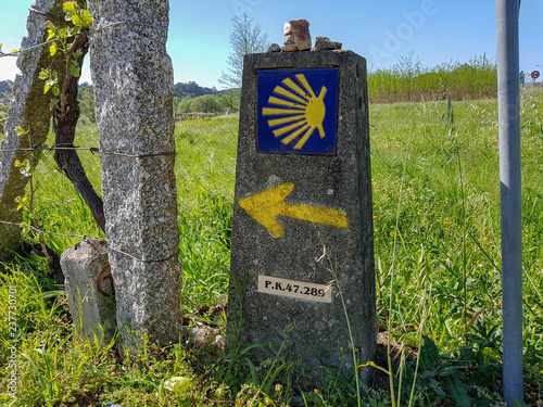 Fotografi Sign with yellow scallop shell signing the way to Santiago de Compostela on the