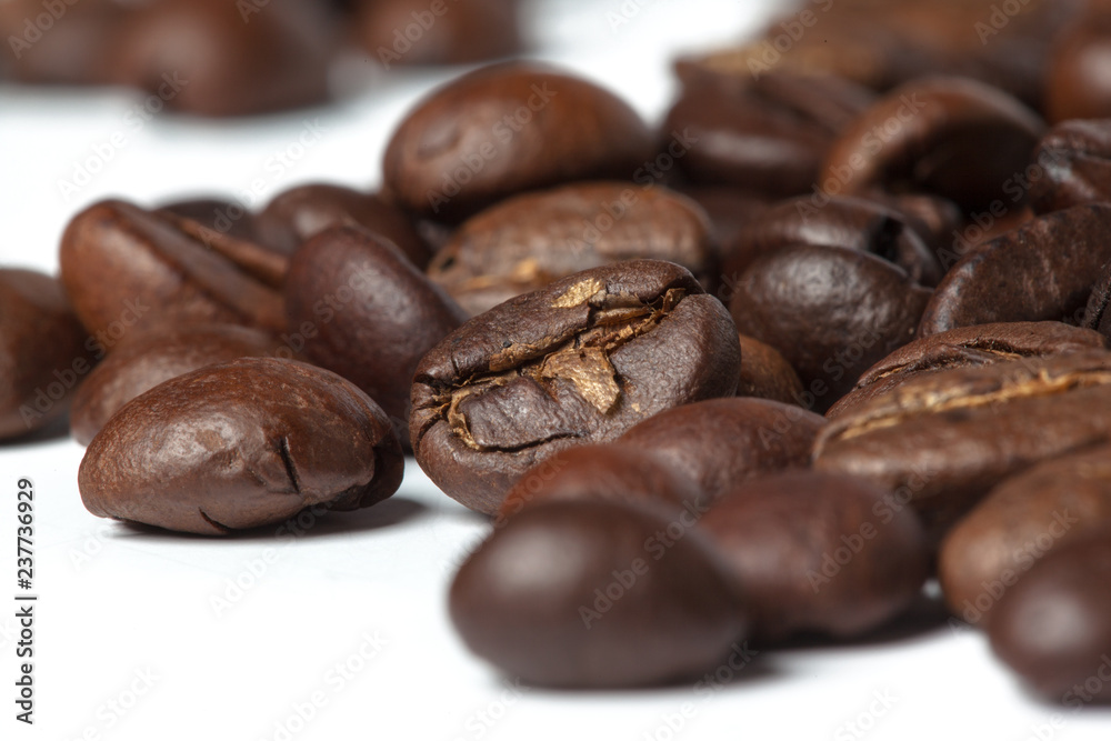 Naklejka premium coffee beans isolated on white background