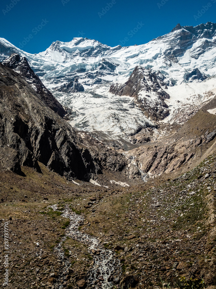 Obraz premium Portrait Mode of Himalayan Mountain with Tiny River
