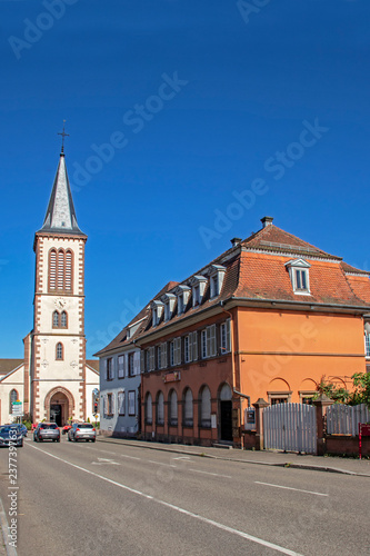 Titre : Munster. Rue principale et église catholique Saint Léger . Alsace. Haut-Rhin. Grand Est 