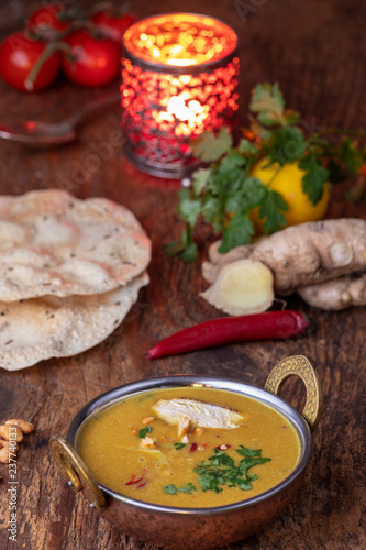 indische Mulligatawny-Suppe in eine Messingschüssel