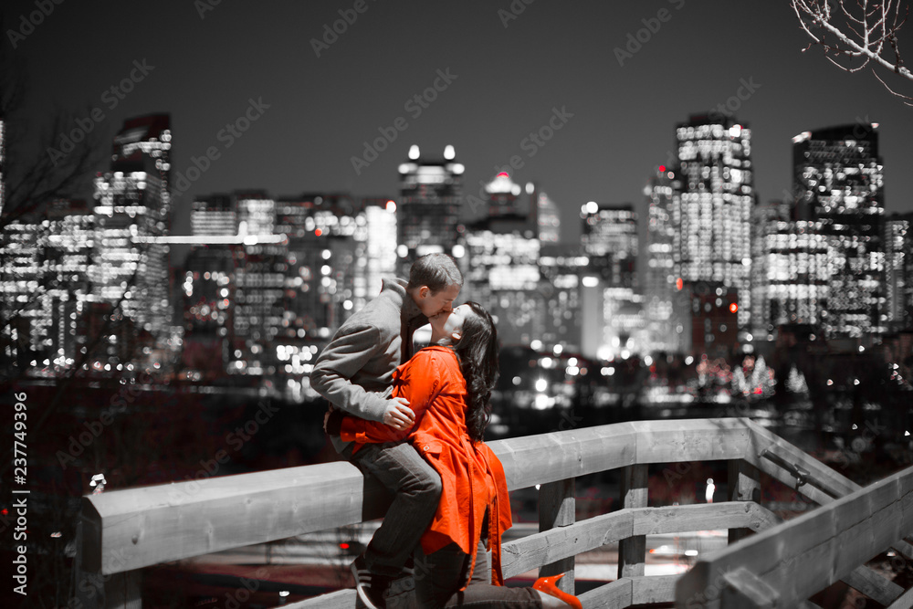 kissing by the city