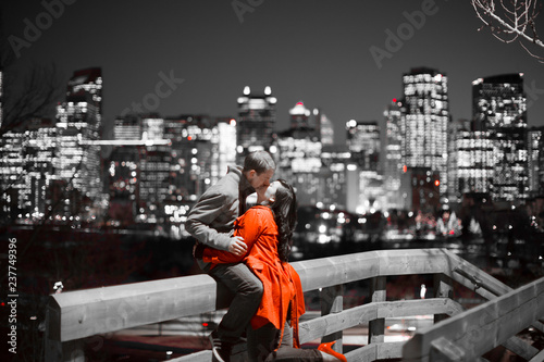 Fotografie kissing by the city