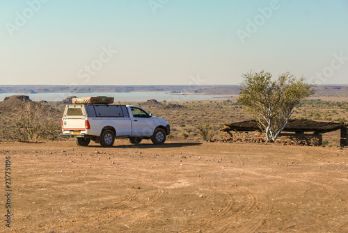 Φωτογραφία Landscape of the Kalahari desert with a roof tent 4x4 off-road veichle in Namibi