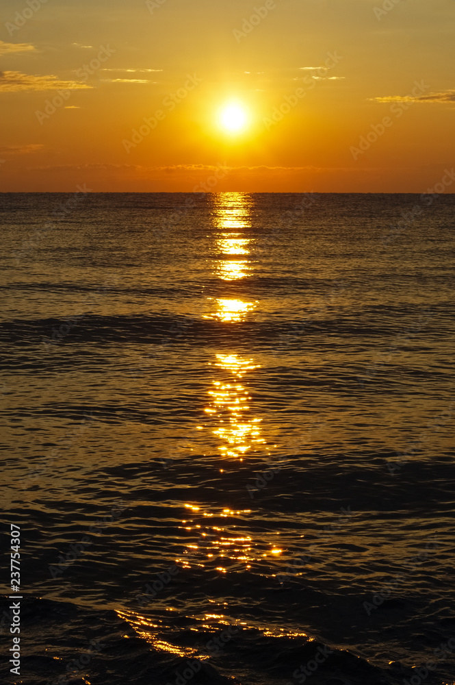 Obraz premium Colorful sunrise sunset above the Aegean sea.