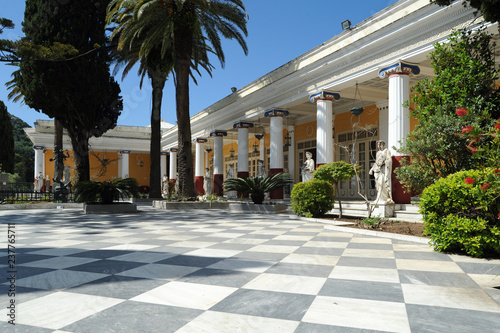 Le péristyle des Muses du palais de l'Achilleion à Corfou photo